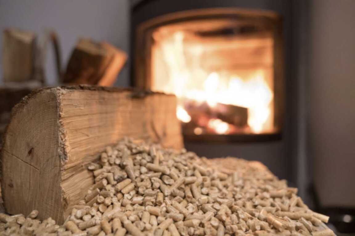 Hai una stufa a pellet in casa? Cosa devi assolutamente fare prima di accenderla per l’inverno