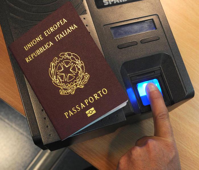 Svelati i legami tra spionaggio e rilascio di passaporti: indagini della DDA di Milano