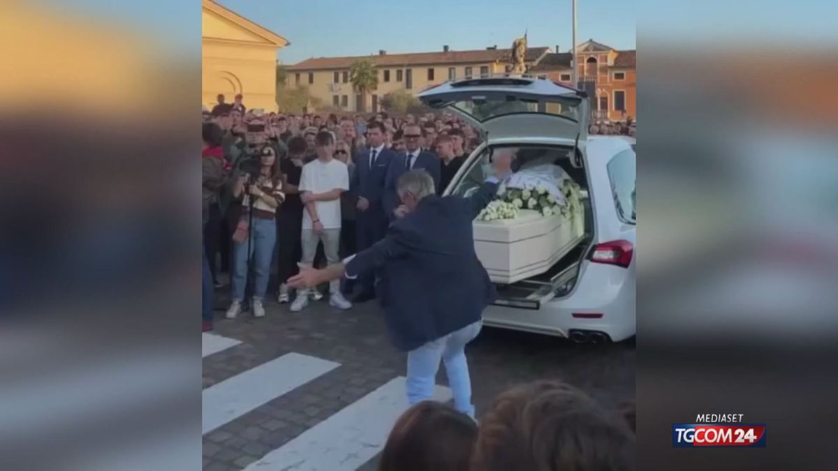 Un commovente saluto di nonno Gino al nipote Kevin con la musica techno ai funerali