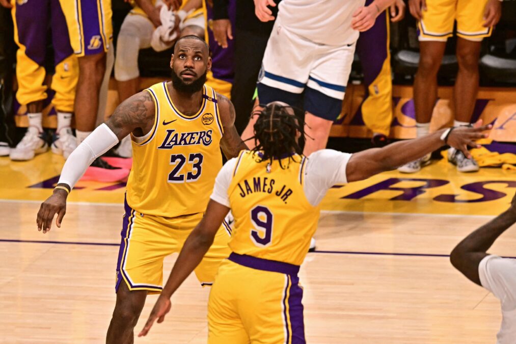 Un evento storico: padre e figlio insieme in campo con i Los Angeles Lakers