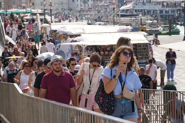 Venezia riporta il contributo di accesso turisti: ecco le nuove norme per il 2025