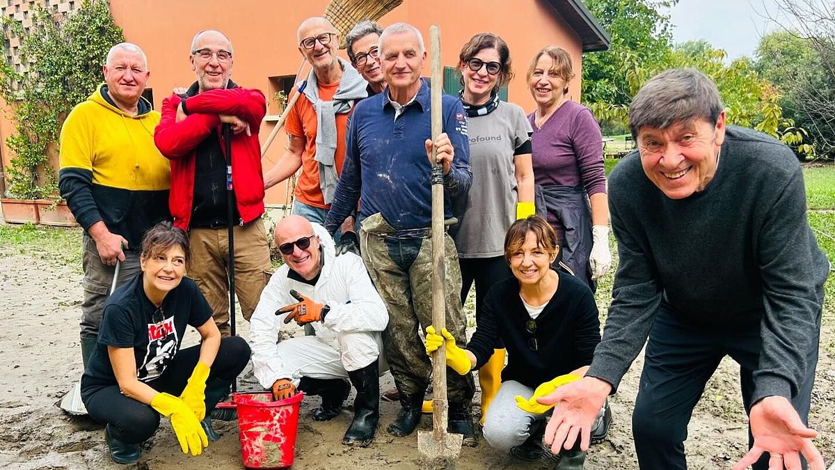 Volontari in azione: Gianni Morandi si unisce ai soccorsi nella val di Zena dopo l’alluvione