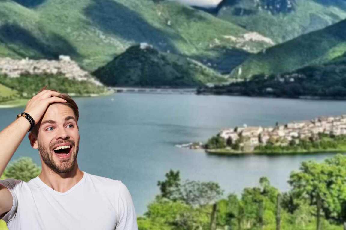 E’ il borgo laziale più bello d’Italia, qui il tempo sembra essersi fermato: sembra sospeso sul lago