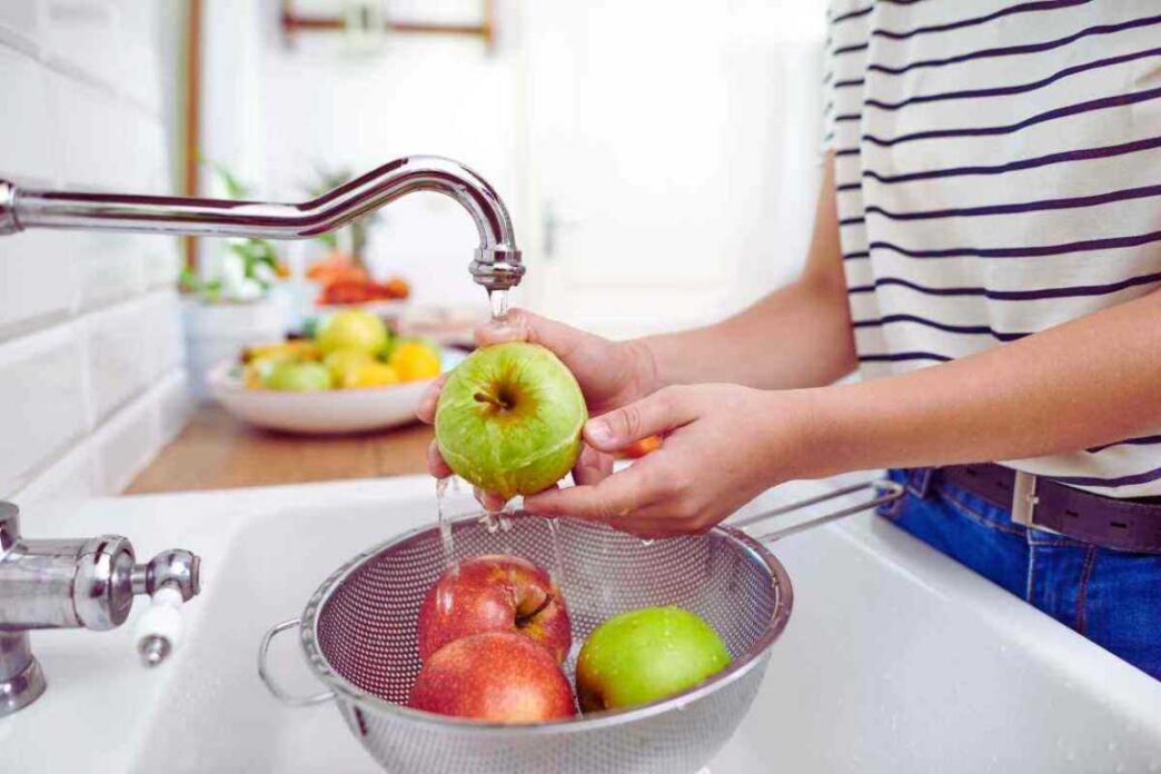 Anche se sciacqui bene la frutta, i pesticidi potrebbero rimanere