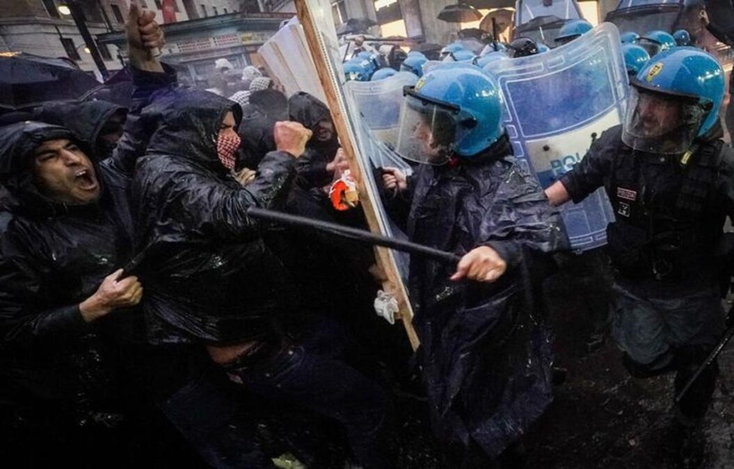 Tensione in piazza Carità a Napoli: scontri tra manifestanti e polizia durante il G7