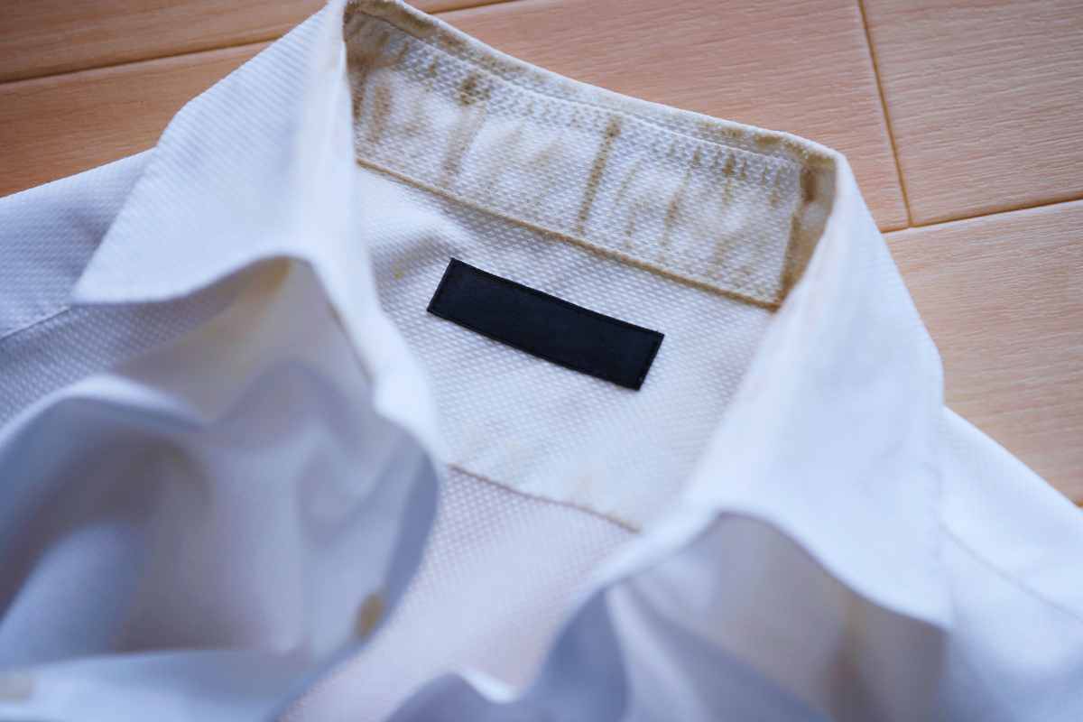 Il mix letale per sbiancare anche la camicia più ingiallita: non immagini cosa ho aggiunto al detersivo