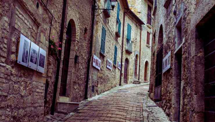 qui che vantano la strada più stretta d'Italia  