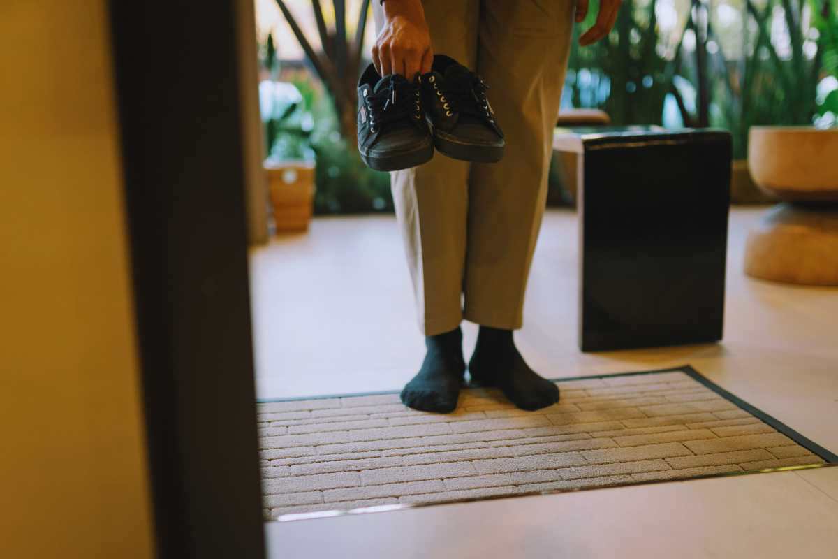 Cosa succede (davvero) se entri in casa con le scarpe: sei messo in guardia