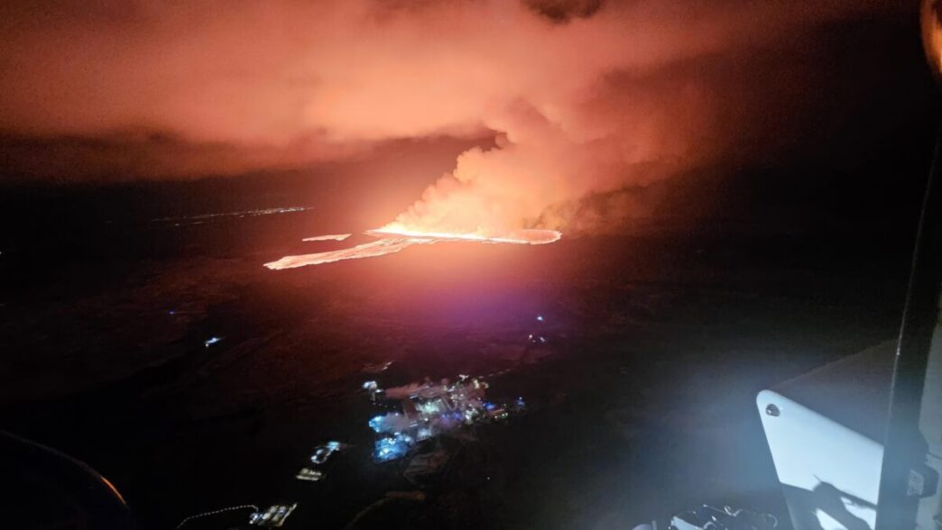 Aereo Sorvola Vulcano In Islan