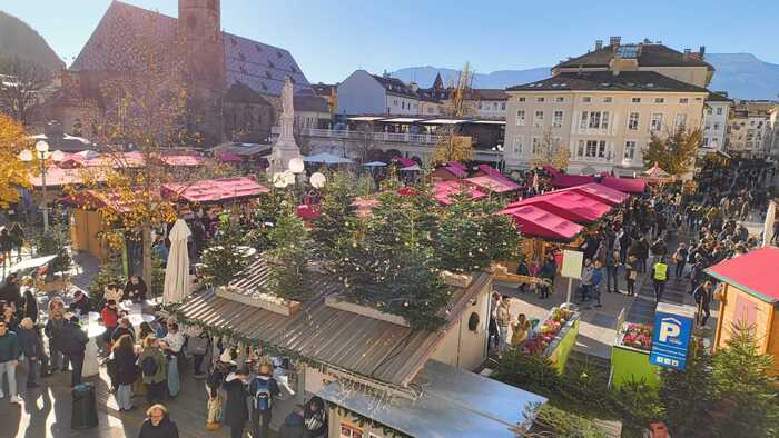 Afflusso di turisti al Mercatino di Natale di Bolzano: grande inaugurazione e attese positive