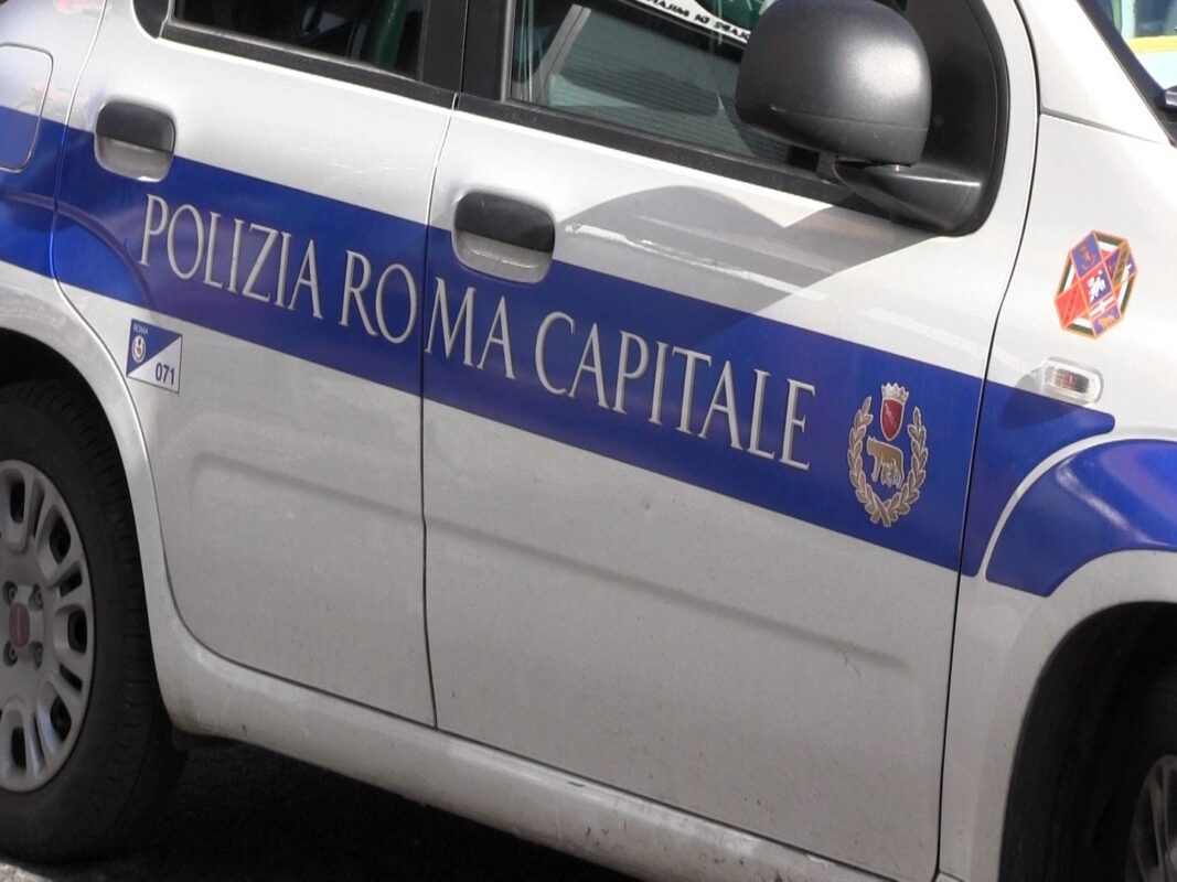 Aggressione ai vigili urbani: arrestato un giovane dopo un episodio di violenza a Roma