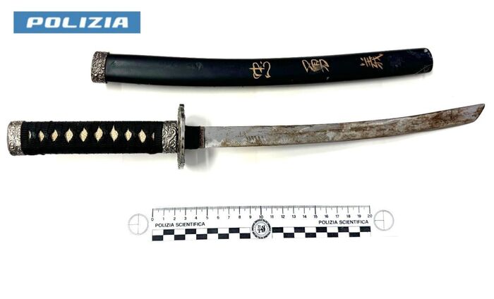 Aggressione con katana a Canosa di Puglia, arrestato ex marito dopo minacce di morte