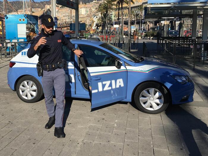 Aggressione sulla funicolare di Genova: un uomo accoltella due passeggeri senza motivo