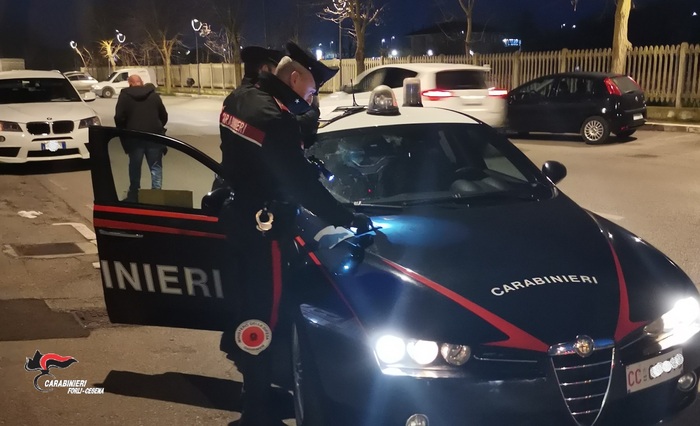 Aggressione tra minorenni a Longiano: cinque giovani denunciati per violenza e lesioni