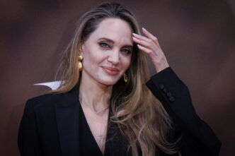 Angelina Jolie Presenta 22Witho