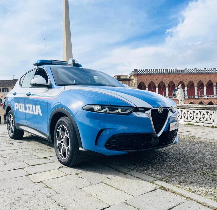 Arrestata una madre per traffico di droga: trovata eroina sotto l’auto con il figlio a bordo