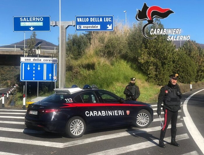 Arrestato giovane a Vallo della Lucania: minaccia i carabinieri con forbici e danneggia auto