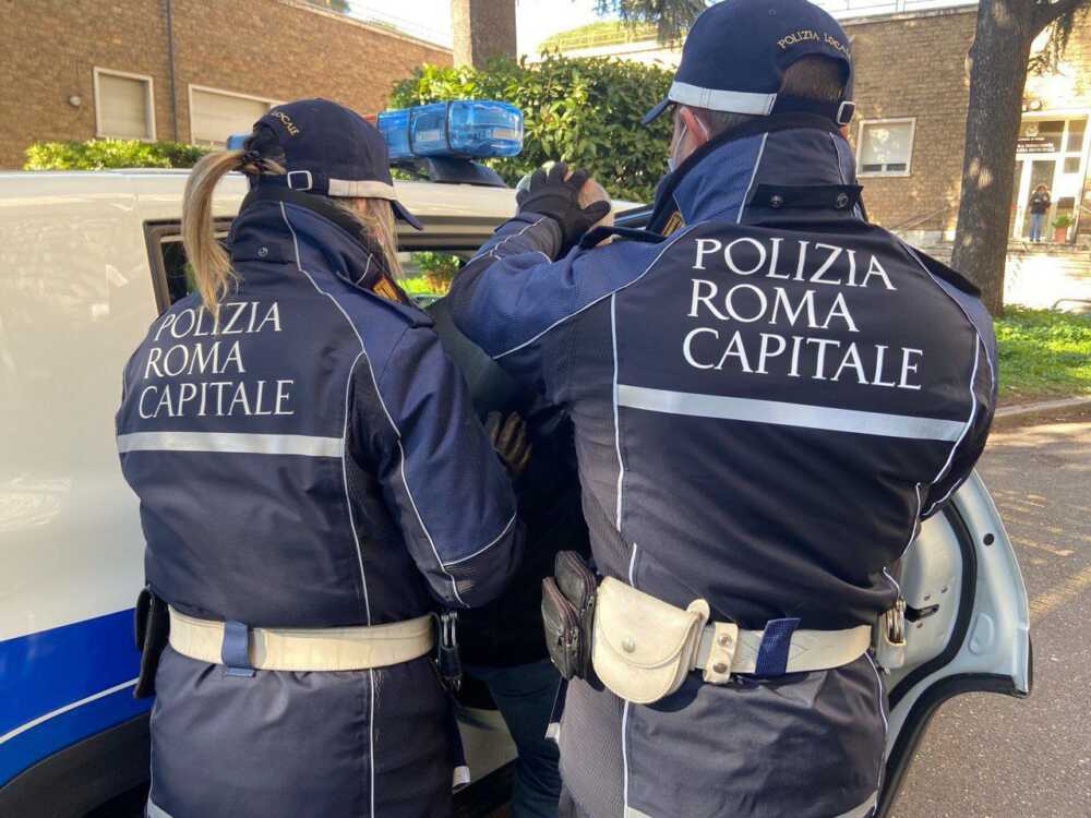 Arresto di un venditore abusivo a Roma: la polizia ferma un uomo di 35 anni