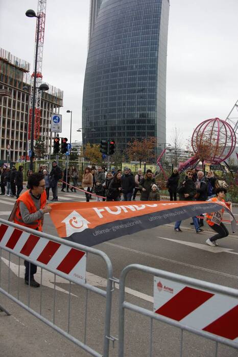 Attivisti di Ultima Generazione turbano la Half Marathon di Milano con uno striscione per il clima