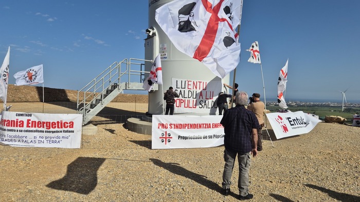 Attivisti sardi occupano impianto eolico in segno di protesta contro la speculazione energetica