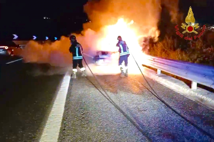 Auto divorate dalle fiamme sull’A16: intervento dei Vigili del Fuoco a Mercogliano