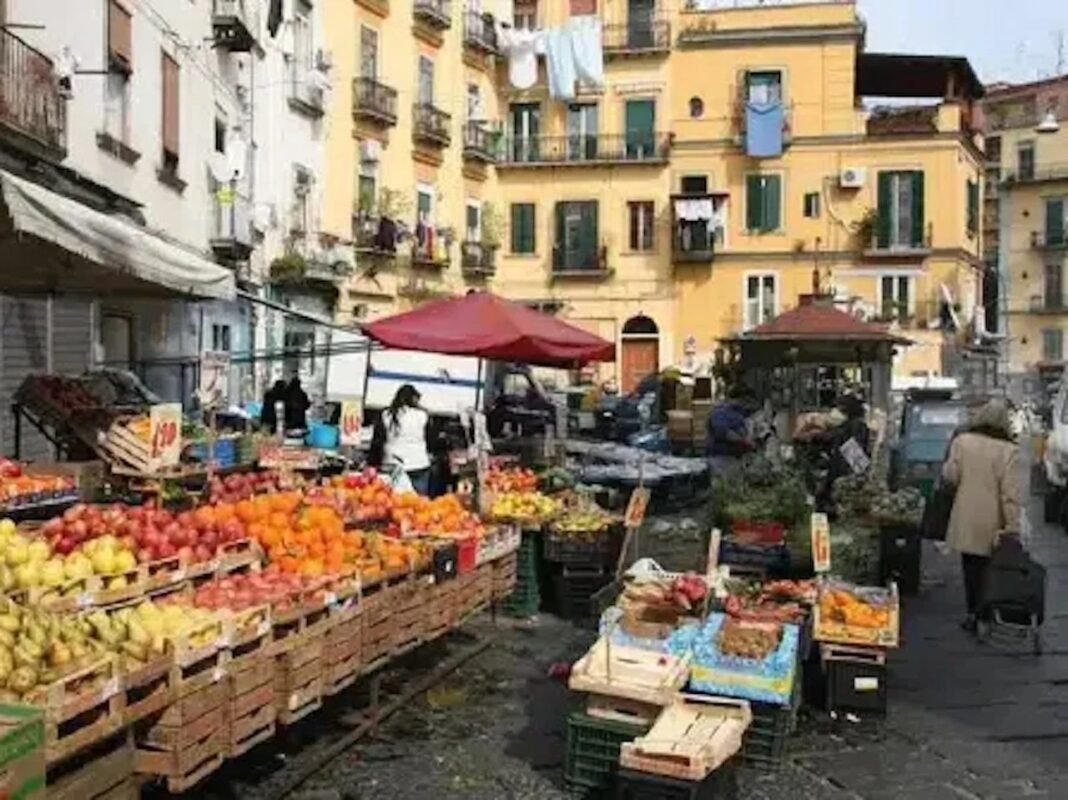 Blitz dei Carabinieri a Napoli: controlli a tappeto nel mercato storico di Antignano