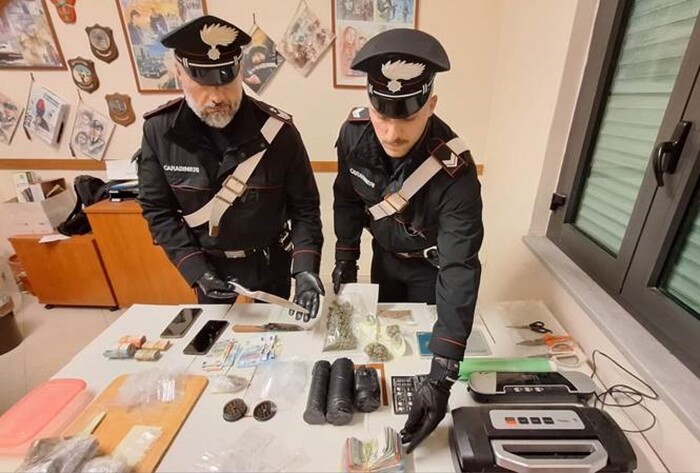 Bloccato pusher itinerante a Trentola Ducenta: 700 grammi di droga e contante sequestrati