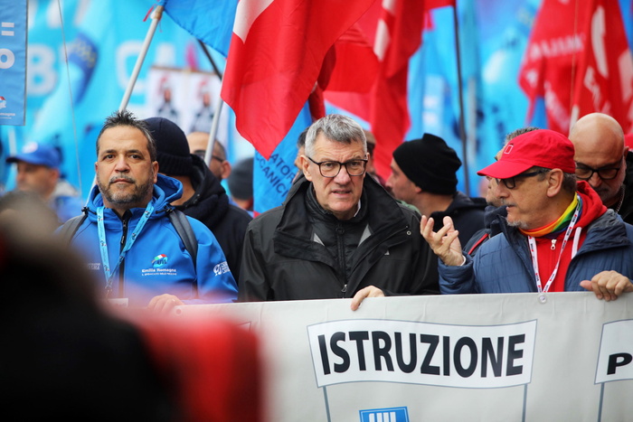 Bologna in festa per il corteo unito di Cgil e Uil: 50.000 presenze a sostenere i diritti dei lavoratori