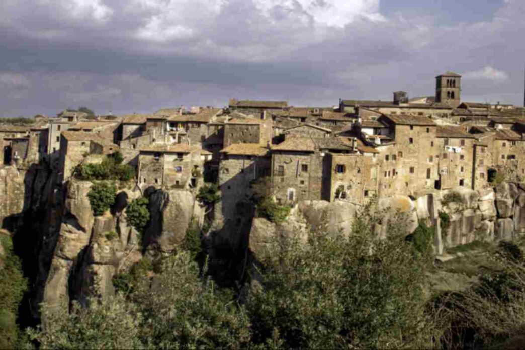 borgo medievale, situato ai piedi dei monti Cimini e affacciato sulla rigogliosa valle del Vezza