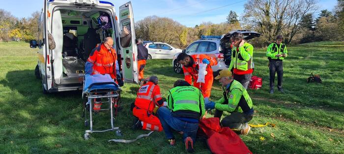 Caccia a Trieste: una donna ferita accidentalmente da un colpo di fucile durante una battuta