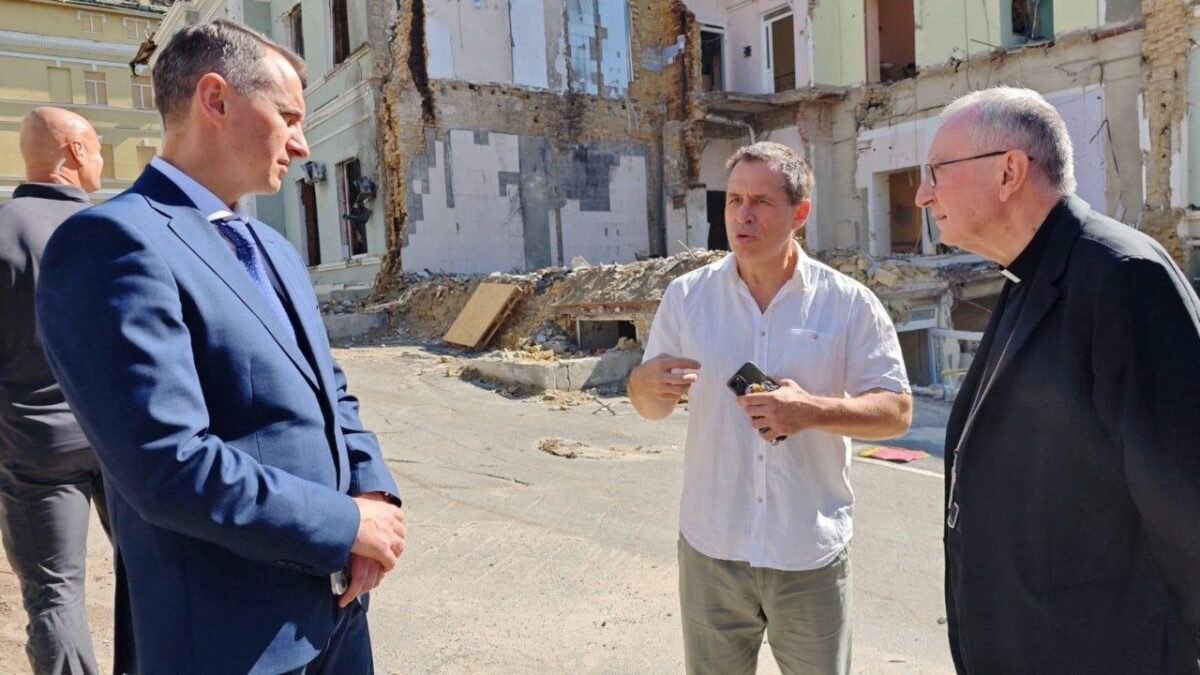 Cardinale Parolin riflette sul millesimo giorno dall’invasione ucraina: appello alla pace e responsabilità