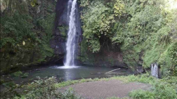 La Cascata del Pizzo è facilmente raggiungibile e offre diversi sentieri che si snodano tra boschi e prati