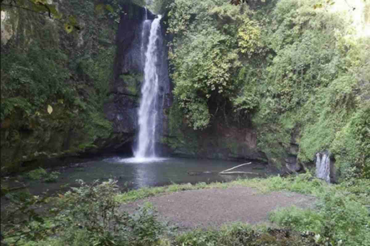 Parco archeologico ed una affascinante cascata, tutto questo in un piccolo borgo a due passi da Roma: la soluzione perfetta per un weekend diverso dal solito