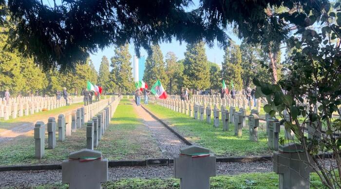 Cerimonia al Cimitero Maggiore di Milano: omaggio ai caduti della Repubblica Sociale Italiana