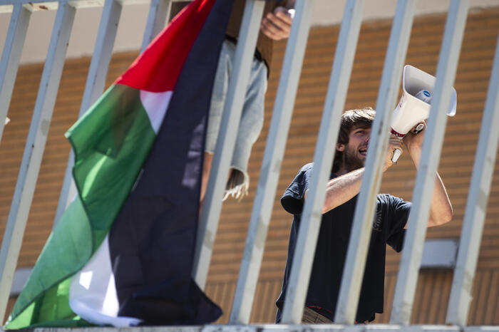 Contestazioni studentesche a Roma: il liceo Cavour occupato per la Palestina e contro il governo Meloni