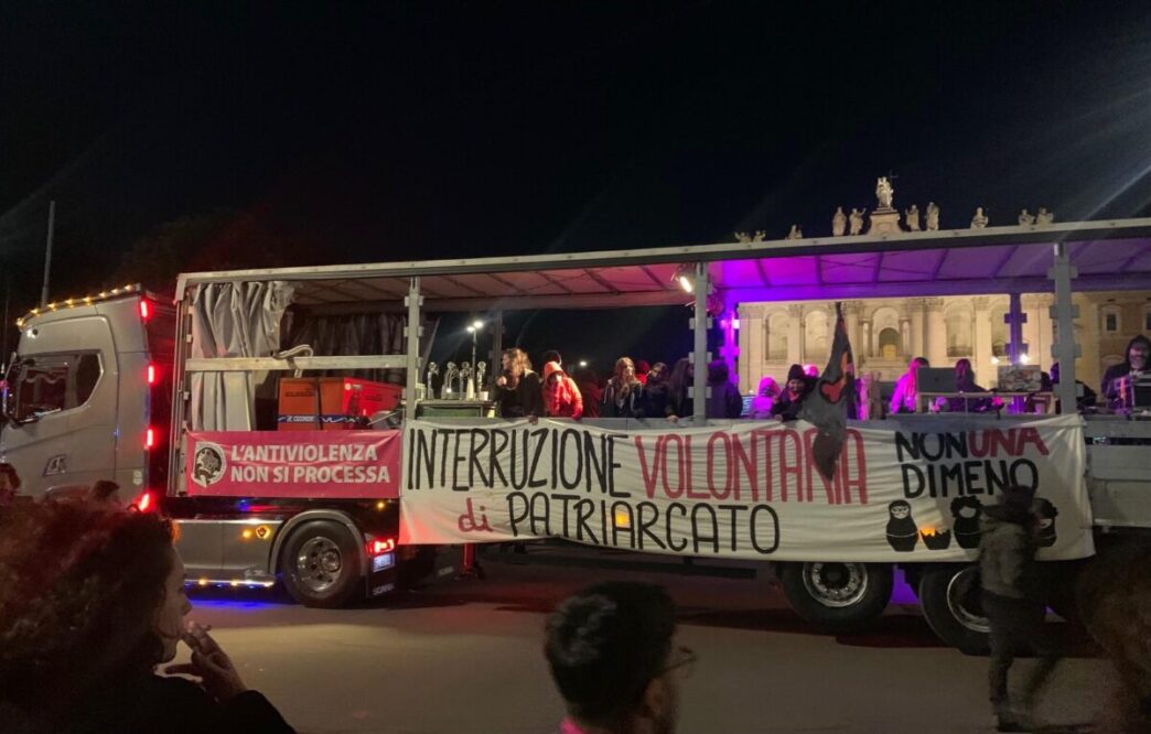 Cortei Contro La Violenza Di G