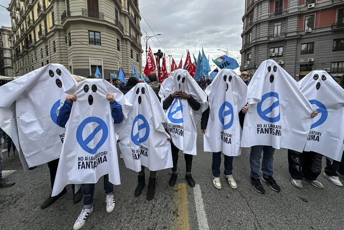 Corteo a Napoli contro la precarietà: sciopero generale di Cgil e Uil in corso