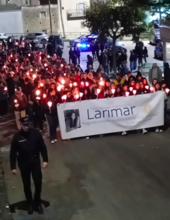 Corteo a piazza armerina per Larimar: la comunità si stringe attorno al dolore