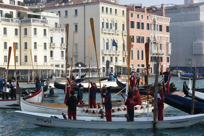 Corteo acqueo in onore della Madonna della Salute: un rito che dura da 15 anni a Venezia