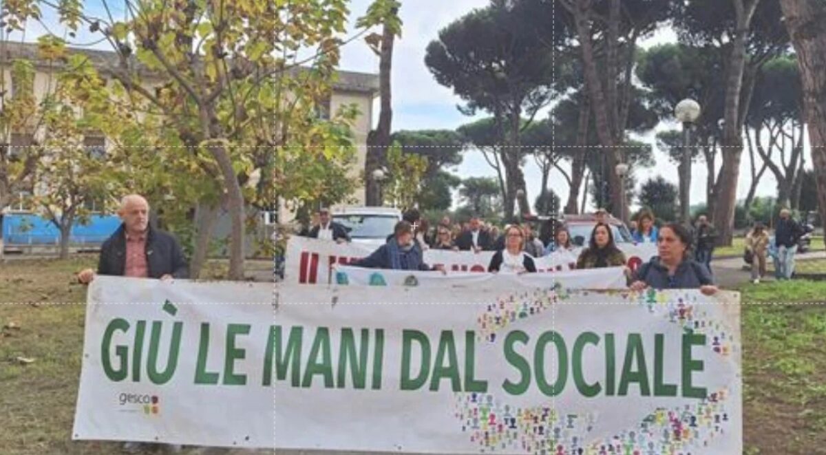 Cresce la protesta dei lavoratori di Gesco contro la sostituzione del personale sociale a Napoli