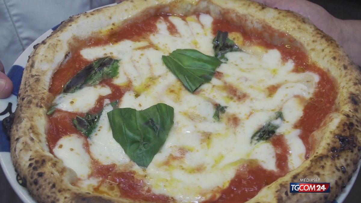 Crisi di pizzaioli a Napoli: il famoso piatto italiano sotto pressione e la politica pronta a intervenire