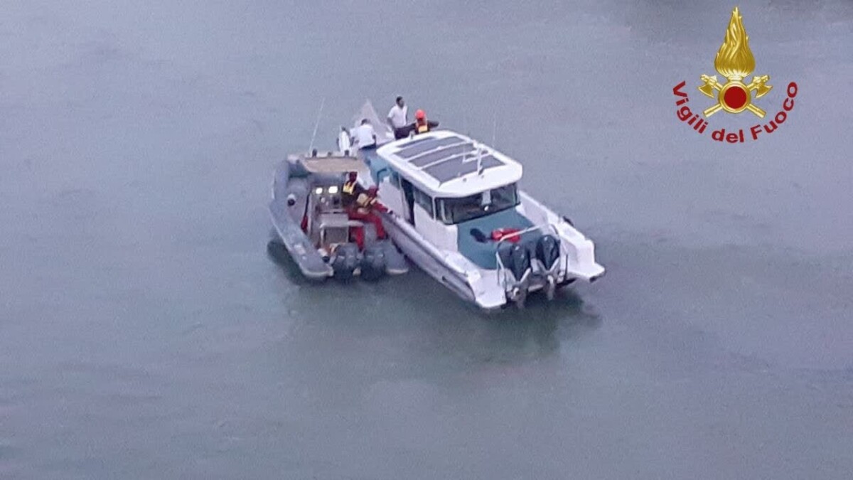 Dramatico salvataggio nel Tevere: vigili del fuoco recuperano cinque persone da un’imbarcazione arenata