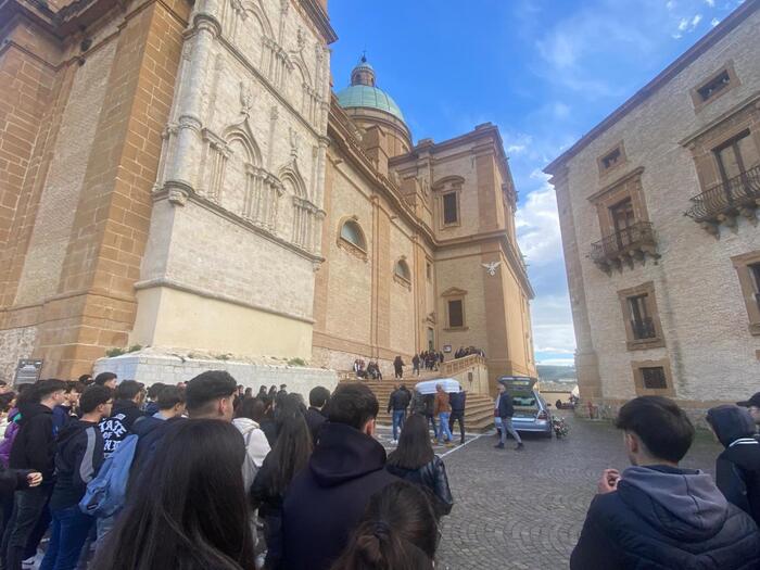 Dramma a Piazza Armerina: funerali della quindicenne che si è tolta la vita dopo una lite