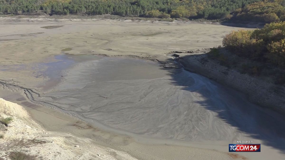 Emergenza idrica a Potenza: il lago artificiale del torrente Camastra è asciutto