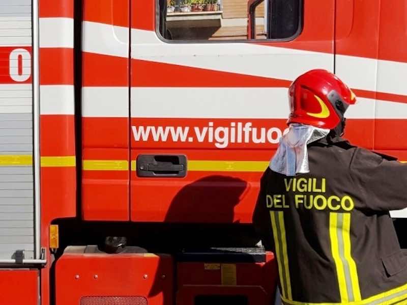 Esplosione a Fiumicino: crolla una casa e una donna resta intrappolata sotto le macerie