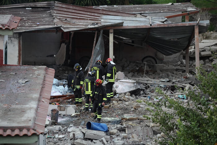 Fabbrica di fuochi d’artificio illegali: tragedia a Napoli, tre vittime e un’indagine in corso