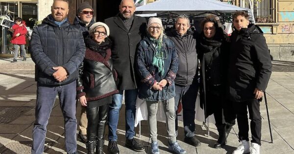 Gazebo di Fratelli d’Italia attaccato a Torino: polemiche e tensioni in aumento