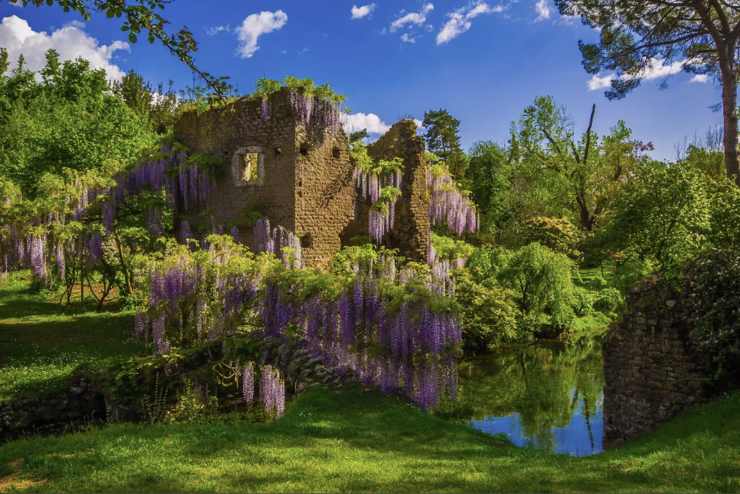 Il Giardino di Ninfa si erge sulle rovine di una città medievale abbandonata nel XIV secolo