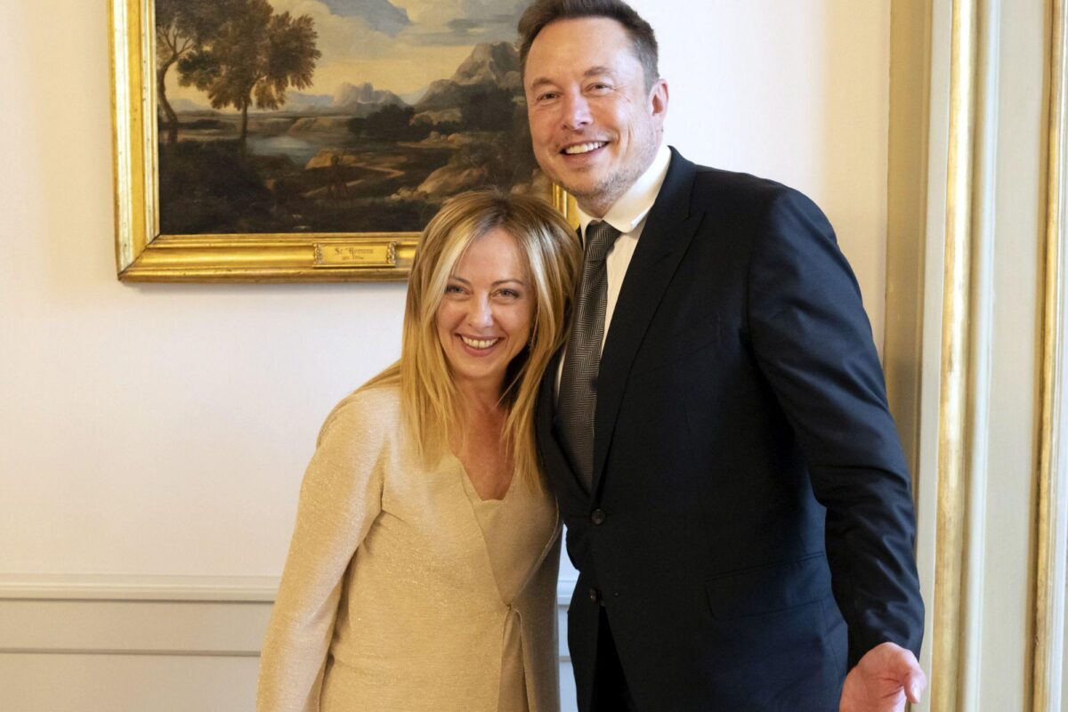 Giorgia Meloni elogia Elon Musk e richiama l’Unione Europea a investire di più in difesa