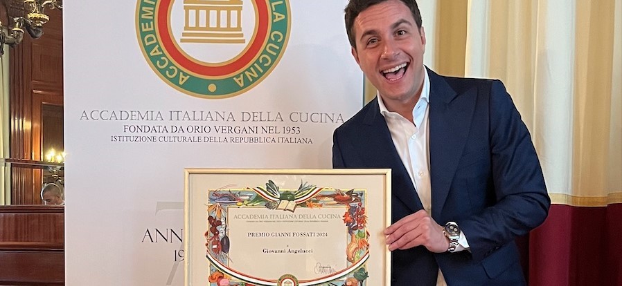 Giovanni Angelucci riceve il premio Gianni Fossati per la valorizzazione della cucina italiana